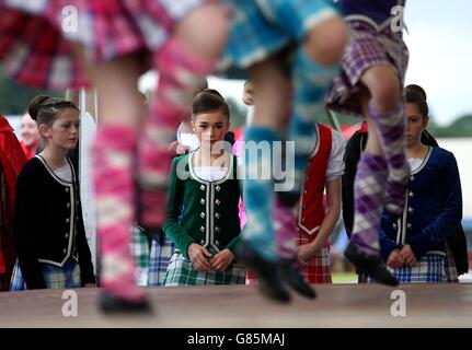 I ballerini delle Highland aspettano di andare sul palco al Bridge of Allan Highland Games di Stirling, Scozia. Foto Stock