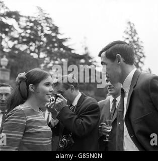 Gordon Banks dell'Inghilterra parla con l'attrice Vivien Ventura (c) durante la visita della squadra inglese ai Pinewood Studios. Foto Stock