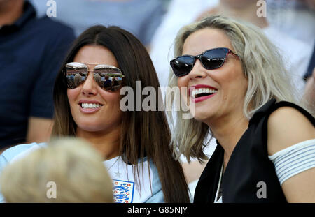 Rebecca Vardy (sinistra) moglie di Inghilterra del Jamie Vardy e Elen Rivas nelle gabbie prima che il turno del 16 corrispondono a Stade de Nice, Nice, Francia. Foto Stock