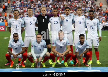 (Bancata anteriore, L-R) Inghilterra del Kyle Walker, Gary Cahill, Joe Hart, Dele Alli, Chris Smalling, Eric Dier e Daniel Sturridge. (Bancata anteriore, L-R) Danny Rose, Wayne Rooney, Harry Kane e Raheem Sterling posano per una foto del team prima che il turno del 16 corrispondono a Stade de Nice, Nice, Francia. Foto Stock