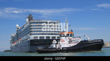 HOLLAND AMERICA MS EURODAM trainato da un rimorchiatore al di fuori del porto di Venezia, Italia. Foto Stock