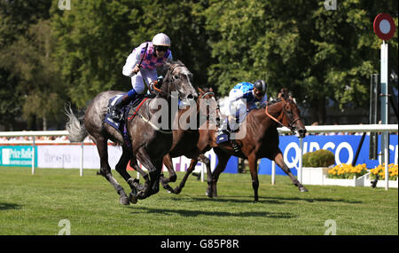 Amazing Maria (a sinistra) guidata da James Doyle vince il Qipco Falmouth Stakes durante il secondo giorno del Festival di luglio presso l'ippodromo di Newmarket. Foto Stock