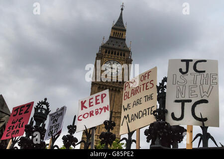 Cartelloni merlata di supporto leader laburista Jeremy Corbyn festone le ringhiere che circondano le case del Parlamento. Foto Stock