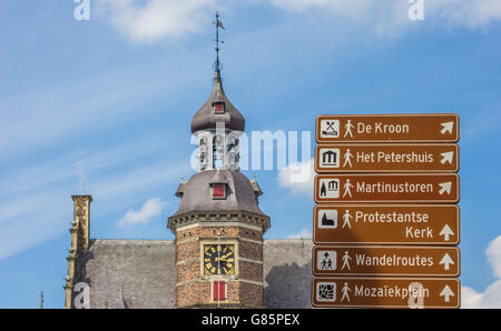 Cartello turistico e la Petershuis in Gennep, Olanda Foto Stock