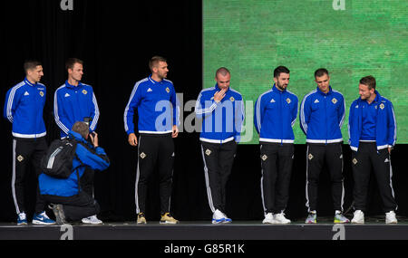 In Irlanda del Nord la (da sinistra a destra) Craig Cathcart, Jonny Evans, Gareth McAuley, Luca McCullough, Conor McLaughlin, Aaron Hughes e Conor Washington durante il rientro in patria al Titanic Fanzone, Belfast. Foto Stock