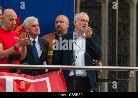 Il leader del lavoro Jeremy Corbyn parla in Piazza del Parlamento, accanto al Cancelliere ombra John McDonnell (seconda a sinistra), dove il gruppo della campagna Momentum sta tenendo una dimostrazione di Keep Corbyn. Foto Stock