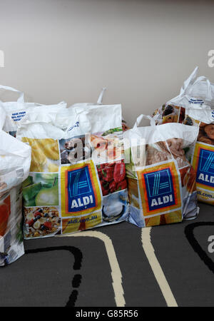 Aldi Australia shopping bags riempiti con negozio di generi alimentari Foto Stock