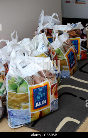 Aldi Australia shopping bags riempiti con negozio di generi alimentari Foto Stock