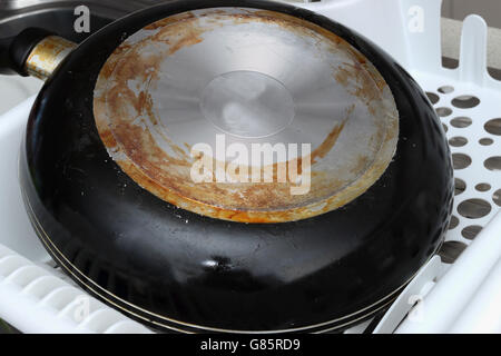 Bruciò macchia di fondo un wok Foto Stock