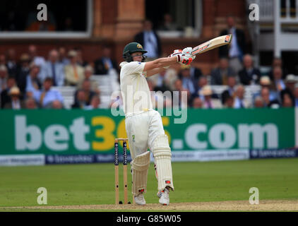 Australia battsman Steve Smith durante il suo inning di 129 non fuori alla fine dei primi giorni di gioco durante il secondo Investec Ashes Test al Lord's, Londra. Foto Stock