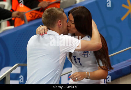 L'Inghilterra del Jamie Vardy baci Rebecca sua moglie Vardy nelle gabbie a seguito del ciclo di 16 corrispondono a Stade de Nice, Nice, Francia. Foto Stock