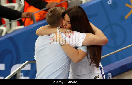 L'Inghilterra del Jamie Vardy abbraccia la moglie Rebecca Vardy nelle gabbie a seguito del ciclo di 16 corrispondono a Stade de Nice, Nice, Francia. Foto Stock