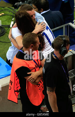 L'Inghilterra del Jamie Vardy (centro) e la moglie Rebecca Vardy (destra) dopo il turno di 16 corrispondono a Stade de Nice, Nice, Francia. Foto Stock