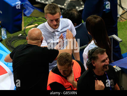 L'Inghilterra del Jamie Vardy (centro) e la moglie Rebecca Vardy (destra) dopo il turno di 16 corrispondono a Stade de Nice, Nice, Francia. Foto Stock