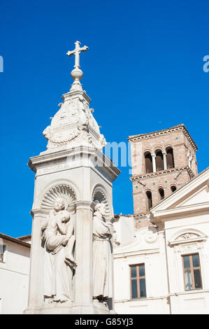 San Bartolomeo all'isola, la vista sulla piazza Colonna e parte della chiesa anteriore nella giornata di sole Foto Stock