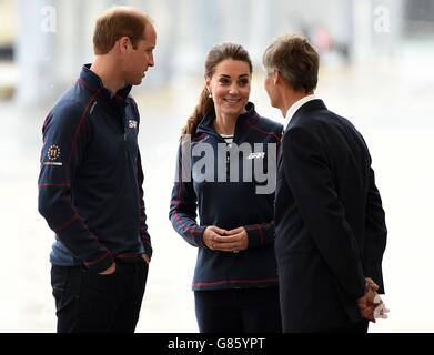 Il Duca e la Duchessa di Cambridge sono accolti da Lord-tenente dell'Hampshire Nigel Atkinson (a destra) quando arrivano alle aree tecniche del team presso il Royal Navy Historic Dockyard, Portsmouth, Durante una visita il secondo giorno della tappa di apertura della Coppa del mondo d'America che si svolge nelle acque al largo di Portsmouth. Foto Stock