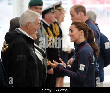 La Duchessa di Cambridge (destra) parla con la dott.ssa Harvey Schiller, Commercial Commissioner della 35a America's Cup quando arriva con il duca di Cambridge (destra) presso le aree tecniche della squadra al Royal Navy Historic Dockyard, Portsmouth, Durante una visita il secondo giorno della tappa di apertura della Coppa America World Series in scena nelle acque al largo di Portsmouth. Foto Stock