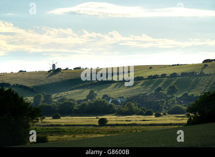 South Downs vicino a Lewes, East Sussex, mostrando il mulino a vento di Kingston con sei vele Foto Stock