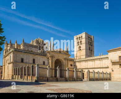 Facciata principale della Cattedrale San Salvador di Zamora, Castilla y Leon. Spagna. Foto Stock