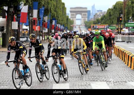 Chris Froome (maglia gialla) del Team Sky durante la ventesima tappa del Tour de France 2015 tra Sevres e gli Champs-Elysees di Parigi. Foto Stock