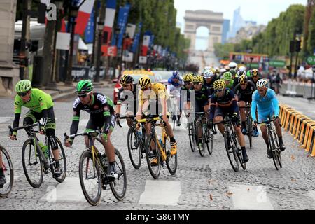 Chris Froome (maglia gialla) del Team Sky durante la ventesima tappa del Tour de France 2015 tra Sevres e gli Champs-Elysees di Parigi. Foto Stock