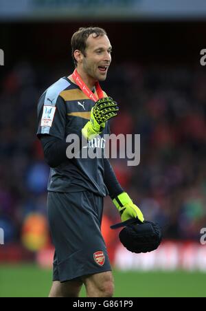 L'Arsenal's Petr Cech celebra con la sua medaglia dopo la partita della Emirates Cup all'Emirates Stadium di Londra. Foto Stock