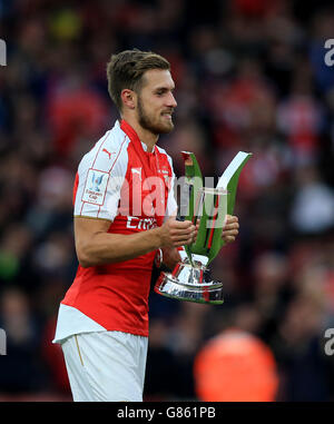 Arsenal's Aaron Ramsey festeggia con il trofeo dopo la partita della Emirates Cup all'Emirates Stadium di Londra. Foto Stock
