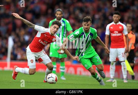 L'Arsenal's Hector Bellerin (a sinistra) combatte per il possesso della palla con Daniel Caligiuri di Wolfsburg (a destra) durante la partita della Emirates Cup all'Emirates Stadium di Londra. Foto Stock