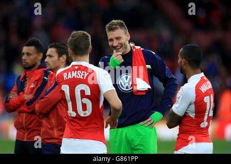 Il Nicklas Bendtner di Wolfsburg (centro) ha una risata con Aaron Ramsey (a sinistra) e Theo Walcott (a destra) dei suoi ex compagni di squadra, dopo la partita della Emirates Cup all'Emirates Stadium di Londra. Foto Stock