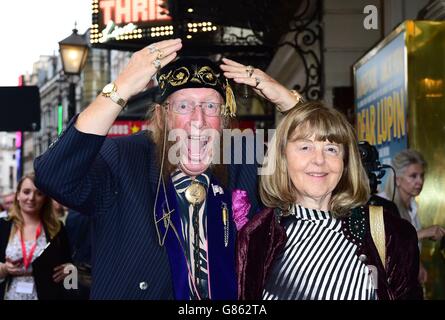 Gentile Lupin Opening Night - Londra. John McCririck e sua moglie hanno partecipato alla prima notte del nuovo gioco Caro Lupin all'Apollo Theatre di Londra. Foto Stock