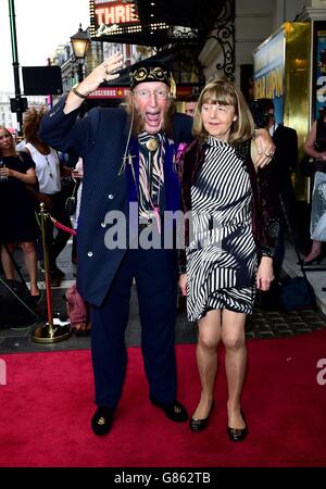 Gentile Lupin Opening Night - Londra. John McCririck e sua moglie hanno partecipato alla prima notte del nuovo gioco Caro Lupin all'Apollo Theatre di Londra. Foto Stock