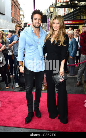 Realizzato in Chelsea's Spencer Matthews e Lauren Hutton, partecipa alla prima notte del nuovo spettacolo Caro Lupin all'Apollo Theatre di Londra. Foto Stock