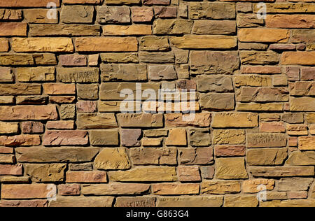 La casa nuova costruzione in pietra di granito impiallacciatura ardesia parete di roccia dettagli architettonici Foto Stock