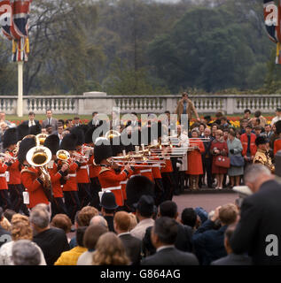 La Band of the Coldstream Guards dirige la processione lungo il Mall, con l'Admiralty Arch sullo sfondo, verso Buckingham Palace il primo giorno della visita di Stato del Re Faisal dell'Arabia Saudita. Foto Stock