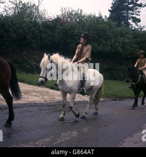 L'unica truppa di scout equestri in Gran Bretagna, a Hadstock, vicino Saffron Walden, Essex. La truppa è venuto in essere dopo che il Dott. Jock Dawson, un veterinario del Ministero dell'Agricoltura, si è spostato al villaggio con la sua moglie ed il figlio, per scoprire che non c'era una truppa Scout. Così ne fondò uno. Ha deciso che la truppa dovrebbe essere montata come ha pensato che questo sarebbe stato più nella tradizione di Baden Powell. Foto Stock