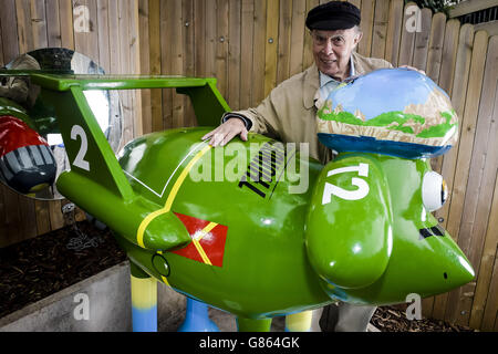 La voce di Thunderbirds Parker, David Graham, da una scultura di Shaun la pecora dal titolo Thunderbirds are Go, che è una delle 70 sculture di pecore disposte intorno alla città di Bristol, decorate da artisti e celebrità per raccogliere denaro per il Grande appello di Wallace & Gromit. Foto Stock