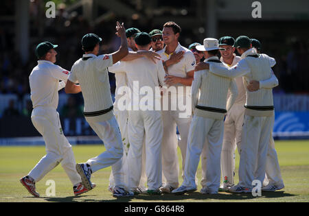 Il bowler australiano Josh Hazlewood festeggia il lancio del wicket dell'Inghilterra battsman Joe Root durante il quarto giorno del secondo Investec Ashes Test al Lord's, Londra. Foto Stock