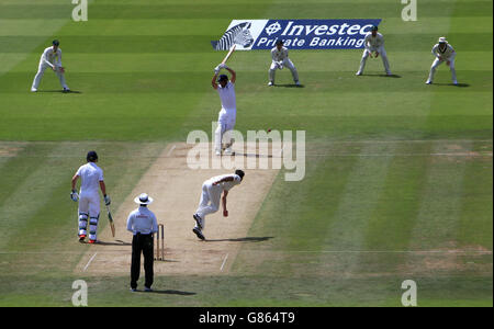 Inghilterra battsman Alastair Cook ha colpito sul gomito fuori Australia bowler Mitchell Starco durante il giorno tre del secondo Investec Ashes Test a Lord's, Londra. Foto Stock