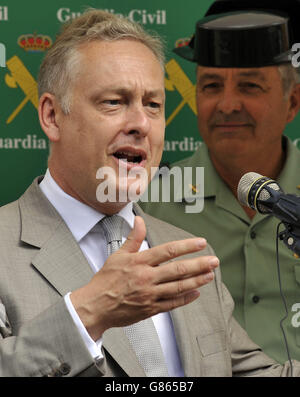 Jaume Barcelo, capo della Guardia Civil, ascolta Simon Manley, Ambasciatore britannico in Spagna, durante una conferenza stampa a Magaluf, Maiorca, Spagna, mentre gli ufficiali di polizia delle West Midlands, PC Martina Anderson e Sergeant Brett Williams, si sono Uniti a colleghi spagnoli durante una visita di prova, finanziata dal Ministero degli Esteri, Per pattugliare in luoghi turistici tra cui spiagge, terminal aeroportuali e centri urbani, in particolare, Magaluf. Foto Stock