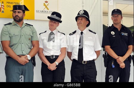 Gli ufficiali di polizia delle West Midlands, PC Martina Anderson e il sergente Brett Williams, si trovano tra i colleghi spagnoli della Guardia Civil (sinistra) e della Policia Local (destra) mentre attendono di parlare durante una conferenza stampa a Magaluf, Maiorca, Spagna, durante una visita di prova, finanziata dall'ufficio degli esteri; Per pattugliare in luoghi turistici tra cui spiagge, terminal aeroportuali e centri urbani, in particolare, Magaluf. Foto Stock