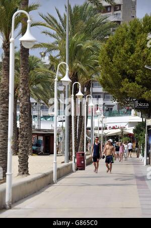 Una vista della passeggiata di Punta Ballena a Magaluf, Maiorca, Spagna, appena dopo mezzogiorno ora locale, come gli ufficiali di polizia delle West Midlands, PC Martina Anderson e Sergeant Brett Williams, si sono Uniti a colleghi spagnoli in luoghi di interesse turistico tra cui spiagge, terminal aeroportuali e centri urbani, durante un processo finanziato dall'Ufficio degli Esteri. Foto Stock