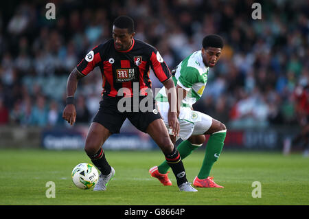 Sylvain Diston di Bournemouth (a sinistra) e Shaun Jeffers di Yeovil Town combattono per la palla durante il periodo pre-stagione amichevole a Huish Park, Yeovil. Foto Stock