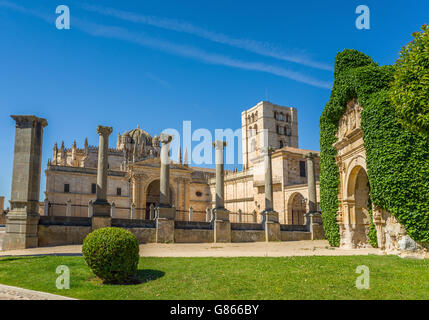 Facciata principale della Cattedrale San Salvador di Zamora, Castilla y Leon. Spagna. Foto Stock