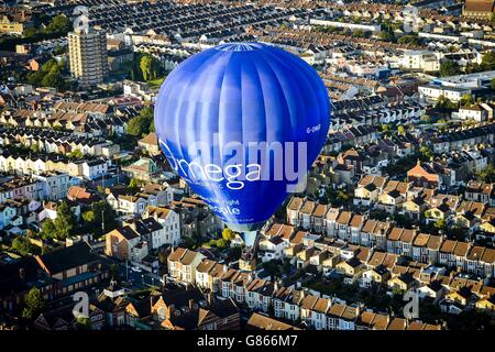 I mongolfiera volano sopra Bristol in fuga verso la Bristol International Balloon Fiesta, che vedrà centinaia di mongolfiere riuniscono sui cieli di Bristol e Somerset per quattro giorni di feste di mongolfiera e di volo. Foto Stock