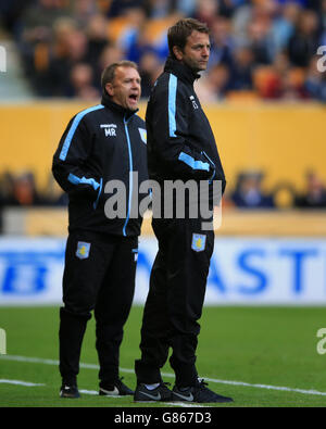 Calcio - Pre-Season friendly - Wolverhampton Wanderers / Aston Villa - Molineux. Aston Villa Manager Tim Sherwood (a destra) con l'allenatore Mark Robson durante il pre-stagione amichevole a Molineux, Wolverhampton. Foto Stock