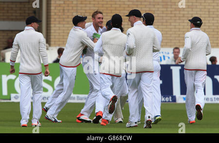 Il bowler inglese Stuart Broad festeggia il suo quinto wicket della mattina, Michael Clarke dell'Australia per il 10 durante il giorno uno del quarto Investec Ashes Test a Trent Bridge, Nottingham. Foto Stock