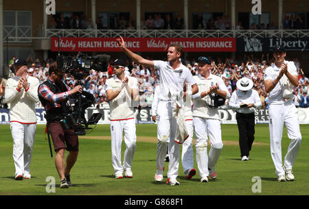 Stuart Broad in Inghilterra si allontana dopo il suo 8 wicket Haul, mentre l'Australia sono tutti fuori per 60 durante il giorno uno del quarto Investec Ashes Test a Trent Bridge, Nottingham. Foto Stock