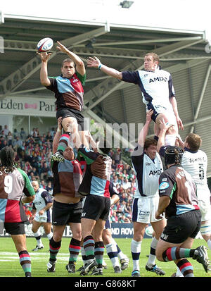 Rugby Union - Zurich Premiership - Harlequins / sale Sharks - The Stoop. Tony Diprose di Harlequins (a sinistra) arriva alla palla prima di sale Jason White Foto Stock