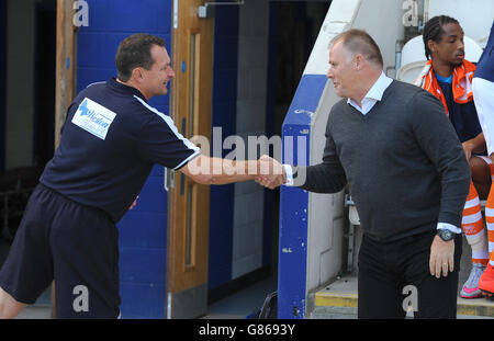 Il manager di Colchester United Tony Humes (a sinistra) scuote le mani con il manager di Blackpool Neil McDonald prima della partita Sky Bet League One al Weston Homes Community Stadium di Colchester. Foto Stock