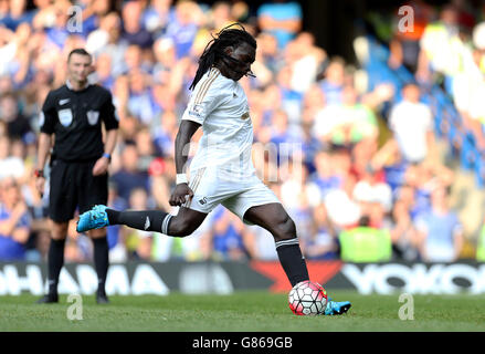 Il Bafetimbi Gomis di Swansea City segna il secondo gol della partita dal punto di penalità durante la partita Barclays Premier League a Stamford Bridge, Londra. Foto Stock